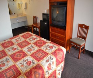 VanNess Inn  - Microwave and Refridgerator Provided In All Our Rooms